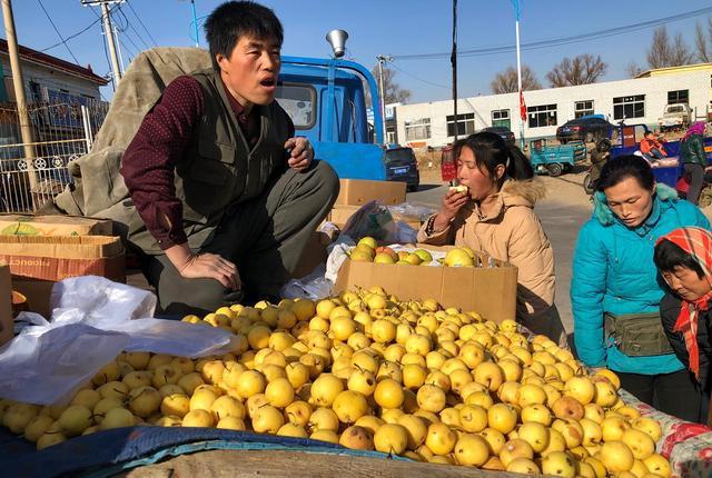 人口流失太多东北大集没有以往热闹卖的物品低廉价格普遍不高