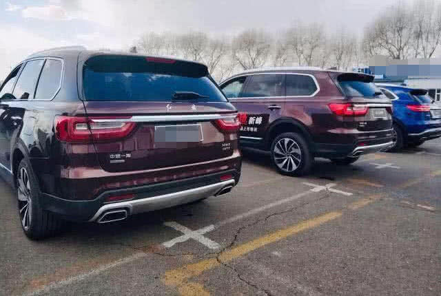 红旗HS5实车上路,档次直逼奔驰GLE,一说价格让人无法忍受