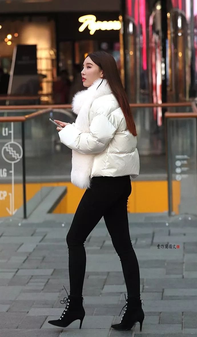 街拍：鞋跟超细的高跟短靴美女