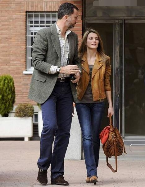 西班牙王后这次衣品掉价了!一家四口就她穿