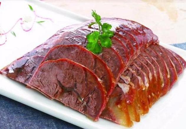 酱牛肉切时候怎样做才不碎,今天就教大家一招,保证切完完整!