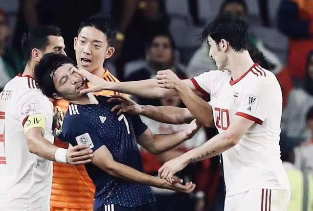 国足克星输球又输人!阿兹蒙似乎只想揍人,主帅