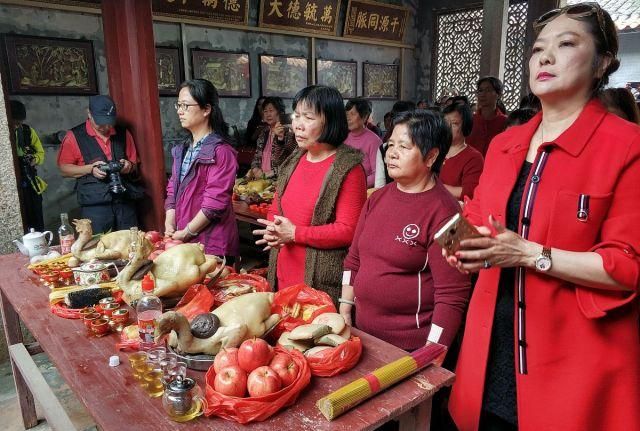 实拍大家族千人春节祭祖场面猪头贡品摆满祠堂仪式庄重