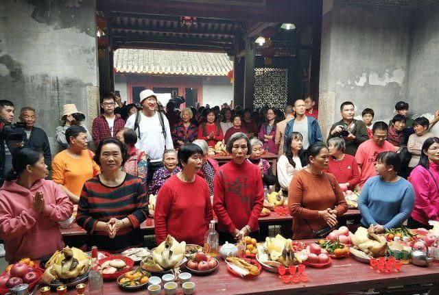 实拍大家族千人春节祭祖场面猪头贡品摆满祠堂仪式庄重