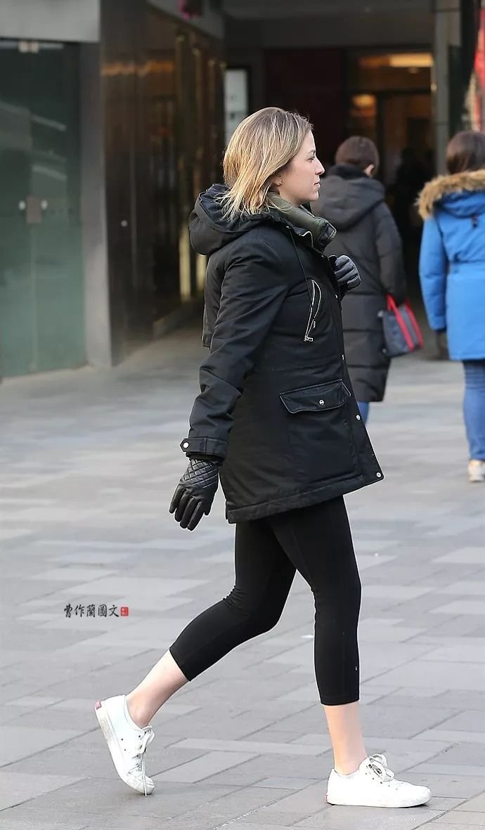 街拍:20个露脚踝美女，用减法赢得时尚