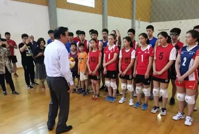 中国女排的功勋教练袁伟民现状如何？原来称号真不是白来的