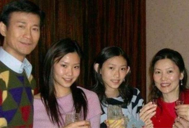 71岁郑少秋，早在32岁就已经“谢顶”，只为她一人公开摘过假发