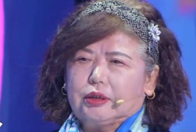65岁奶奶被28岁男生告白,阿姨上场说出秘密,小伙竟还要娶她