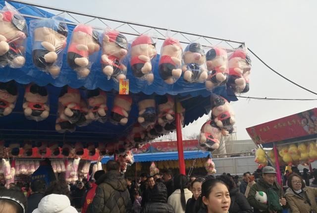 北京石景山游乐园2019年春节的洋庙会很亮眼：中外结合、特色鲜