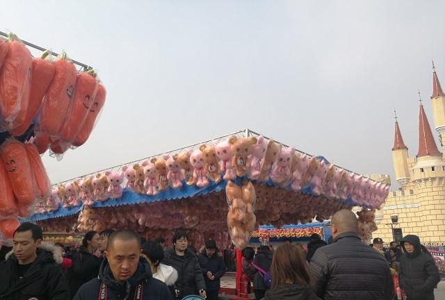 北京石景山游乐园2019年春节的洋庙会很亮眼：中外结合、特色鲜