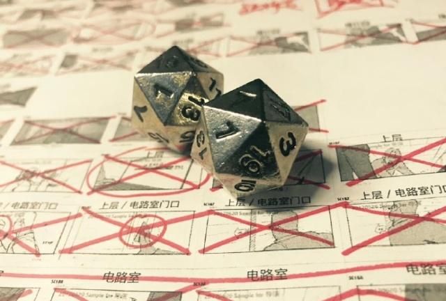 《流浪地球》中,李一一手中的二十面骰子有什