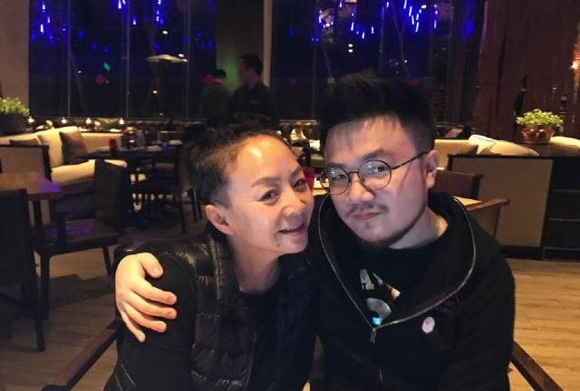 58岁英达小儿子近况曝光，对其宠爱有加