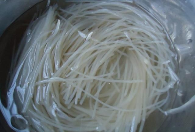 东北媳妇教你做正宗酸菜猪肉炖粉条子,口感鲜酸,一锅都不够吃