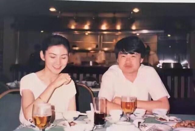 郑恺出席程晓玥母亲葬礼，程妈妈年轻时是一位惊艳了时光的美人