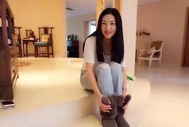 郑恺出席程晓玥母亲葬礼，程妈妈年轻时是一位惊艳了时光的美人
