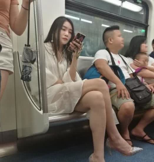 小姐姐在地铁上,见到人就鞠躬,没想到最后被小哥哥捉弄了!视频