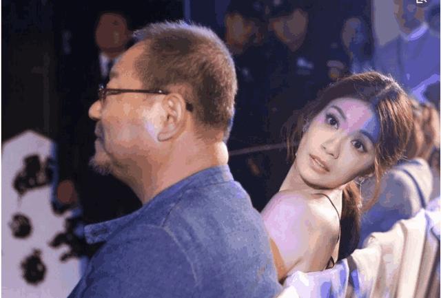56岁范伟一家近照, 小6岁老婆美若天仙, 儿子颜值一言难尽
