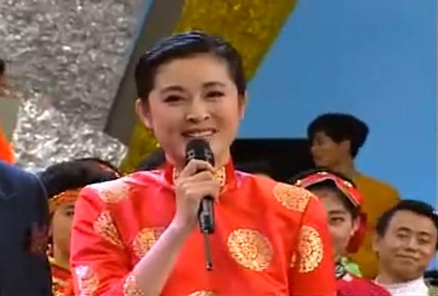 难忘92年春晚那年杨澜23岁张雨生25岁刘德华30岁小虎队更年轻