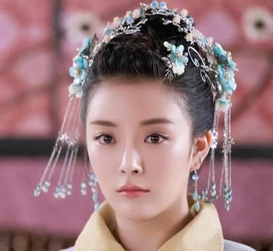 "满头发饰"的古装女星,杨幂惊艳,佟丽娅美,你最喜欢哪个!