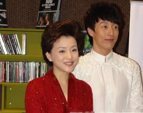 杨澜23岁儿子曝光：样貌清秀才华横溢，杨澜被赞教育有方！