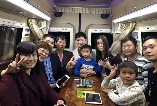 小马云范小勤如今百万豪车代步,美女喂饭,引