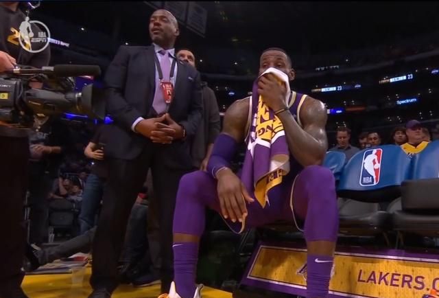 超越乔丹后,詹姆斯在替补席捂毛巾强忍泪水,情绪激动难平复