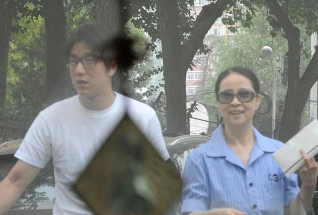 成龙更改遗产方案？向太说漏嘴爆料：会给吴卓林但是有个条件