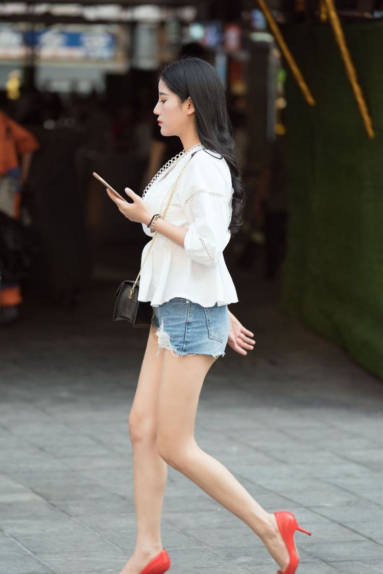 重庆街拍: 妹纸穿一字抹胸, 胸前的纹身很亮眼