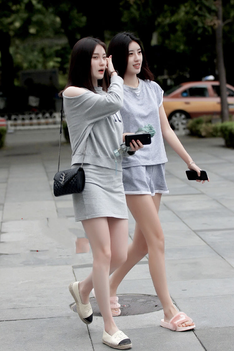 街拍:美女姐姐露脐装搭配牛仔短裤,好身材显露无疑!