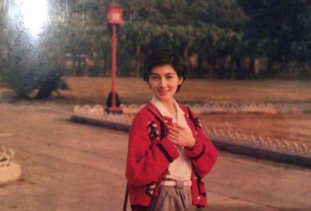 郑恺出席程晓玥母亲葬礼，程妈妈年轻时是一位惊艳了时光的美人