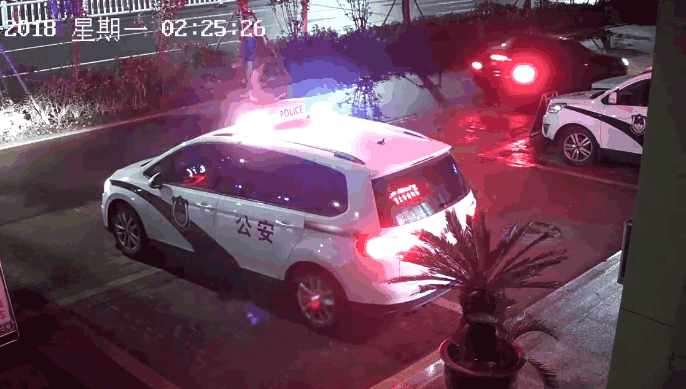 安徽一女子两个前男友打架进派出所, 酒驾来救