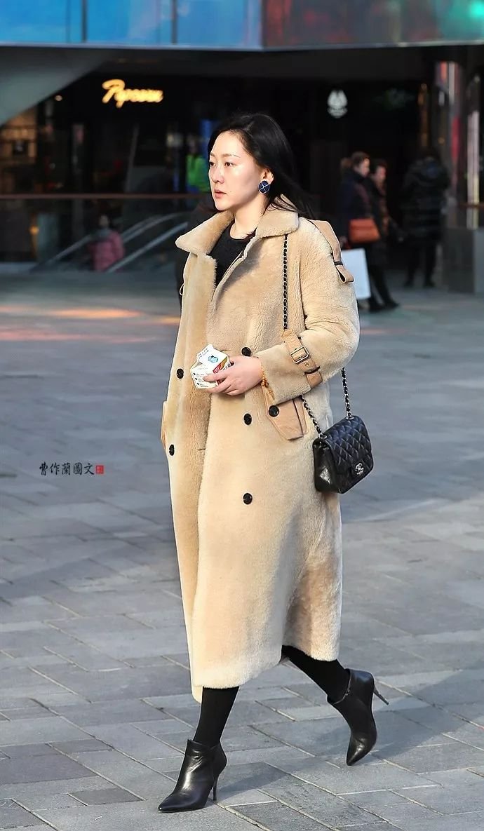 街拍：鞋跟超细的高跟短靴美女