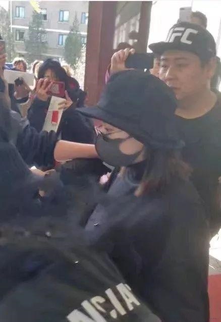 赵丽颖产后出院,冯绍峰全程陪护,一个动作网友