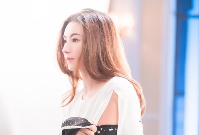 张柏芝独自观影,摇头痛哭怒斥三胎生父太无情