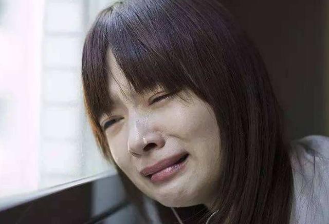 怀孕后,跟在外打工的丈夫通电话,电话忘挂,听到对话我捂嘴哭了