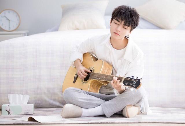 关晓彤北电开学班级合影曝光,王俊凯也现身校