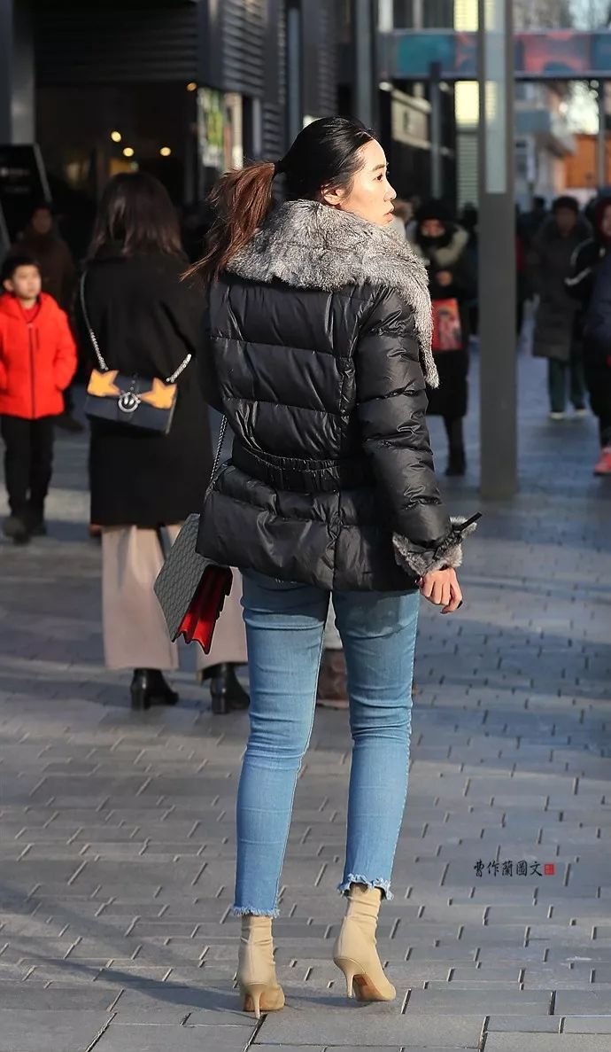 街拍：鞋跟超细的高跟短靴美女