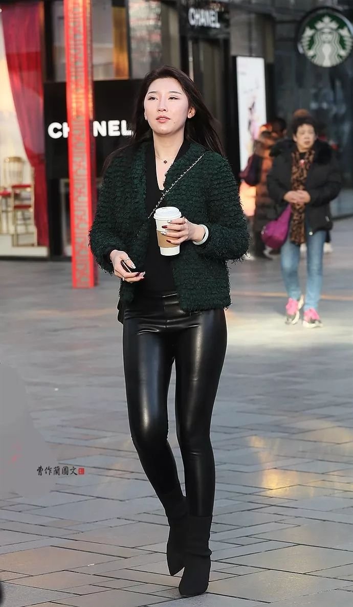 街拍:时尚指数超高的皮裤美女