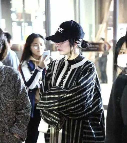 杨幂离婚爆出后头发凌乱亮相机场,略显邋遢,疲