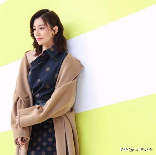 粉丝偶遇贾静雯，一脸皱纹却依然优雅，粉丝表示终于相信她老了