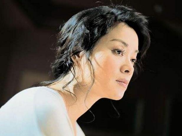 54岁毛阿敏罕见全家照曝光：老公身家百亿，网友：难怪一直不公开
