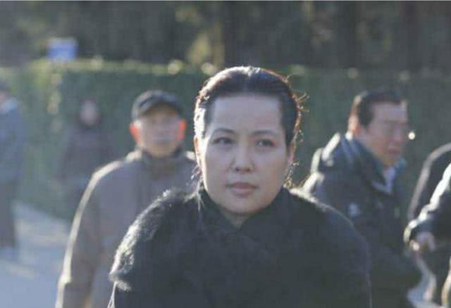 78岁歌唱家李双江，面容憔悴苍老，现如今51岁娇妻也老了