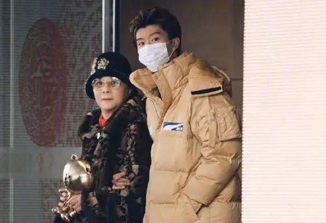 退出与范冰冰合资公司后,李晨首次与其有交集