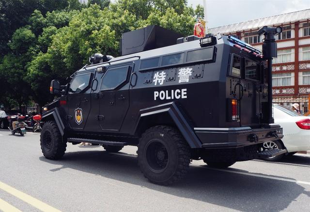 中国版“乔治巴顿”,车长6.7米,V10发动机,配四驱+防弹轮胎!