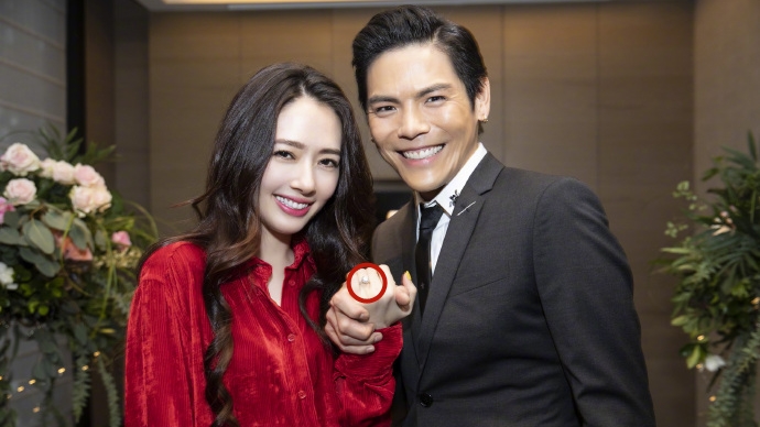 求婚成功后,向佐朋友圈晒与郭碧婷恩爱合影,两