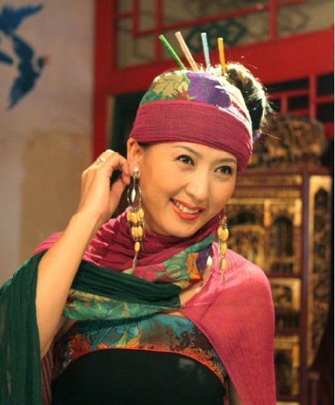 网友:东北二人转演员都穿上军装了,他她们都没有经过军队的特殊训练