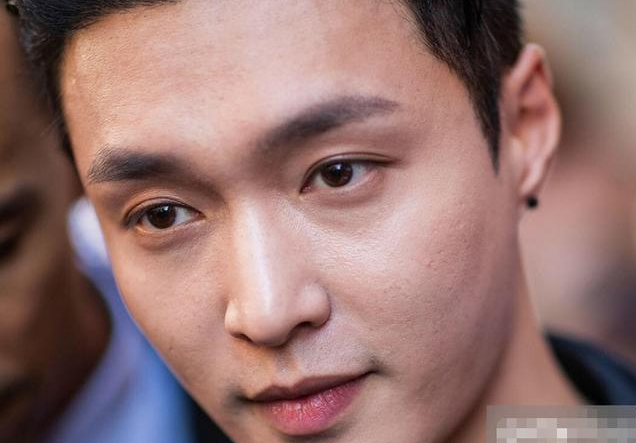 当红男星无修图近照成对比,蔡徐坤吴亦凡颜值