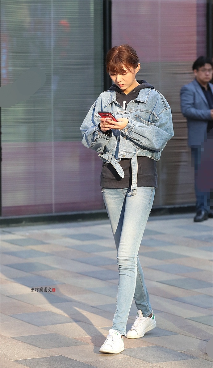 街拍：穿牛仔铅笔裤的美女，凸显美腿笔直细长