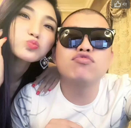 快手网红二驴直播间公然叫卖,测试衣服质量