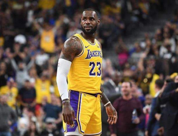 目前湖人队排名西部第十,距离西部第8仅剩3个